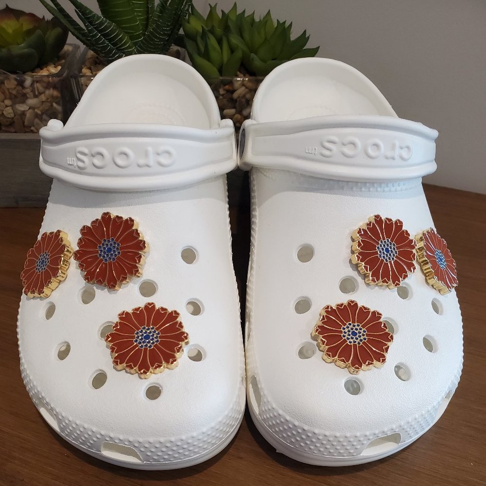 CROCS CLOGS WITH FLOWERS SIZE 7 WHITE